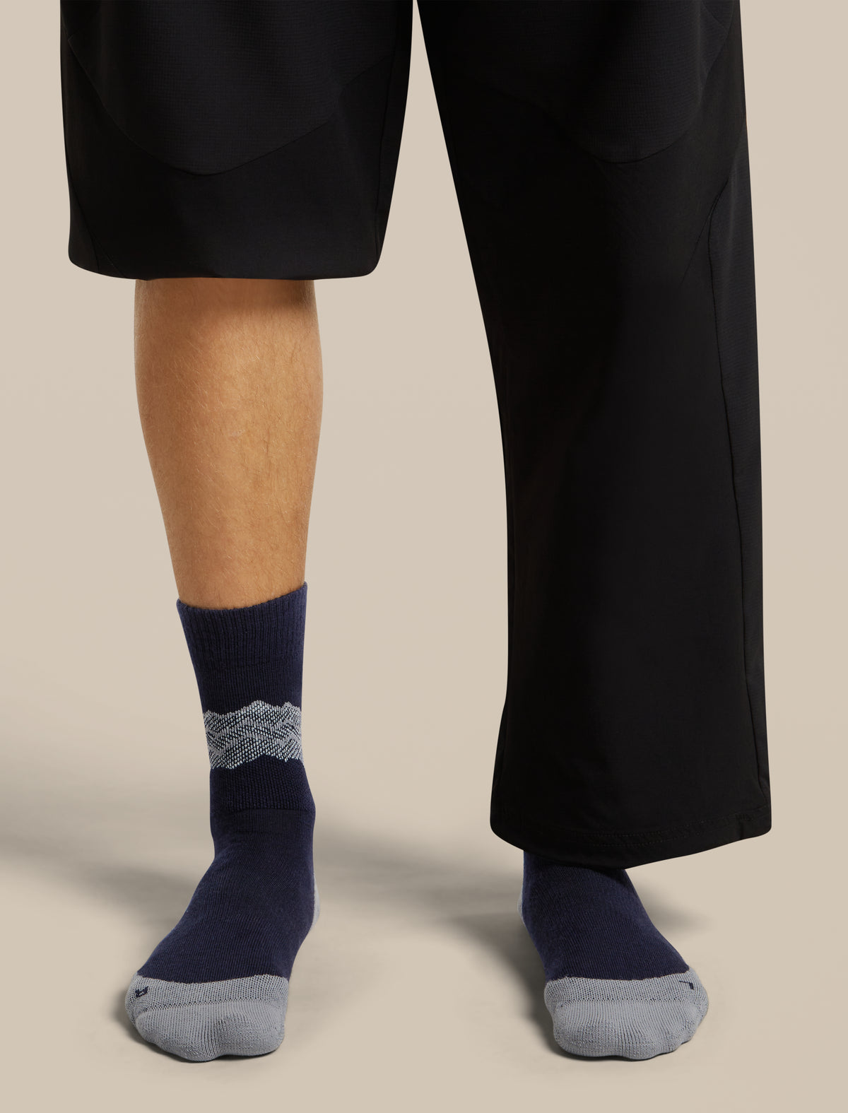 Men's Merino Hike+ Medium Crew Across the Peaks Socks Midnight Navy/Alloy/Snow - 2