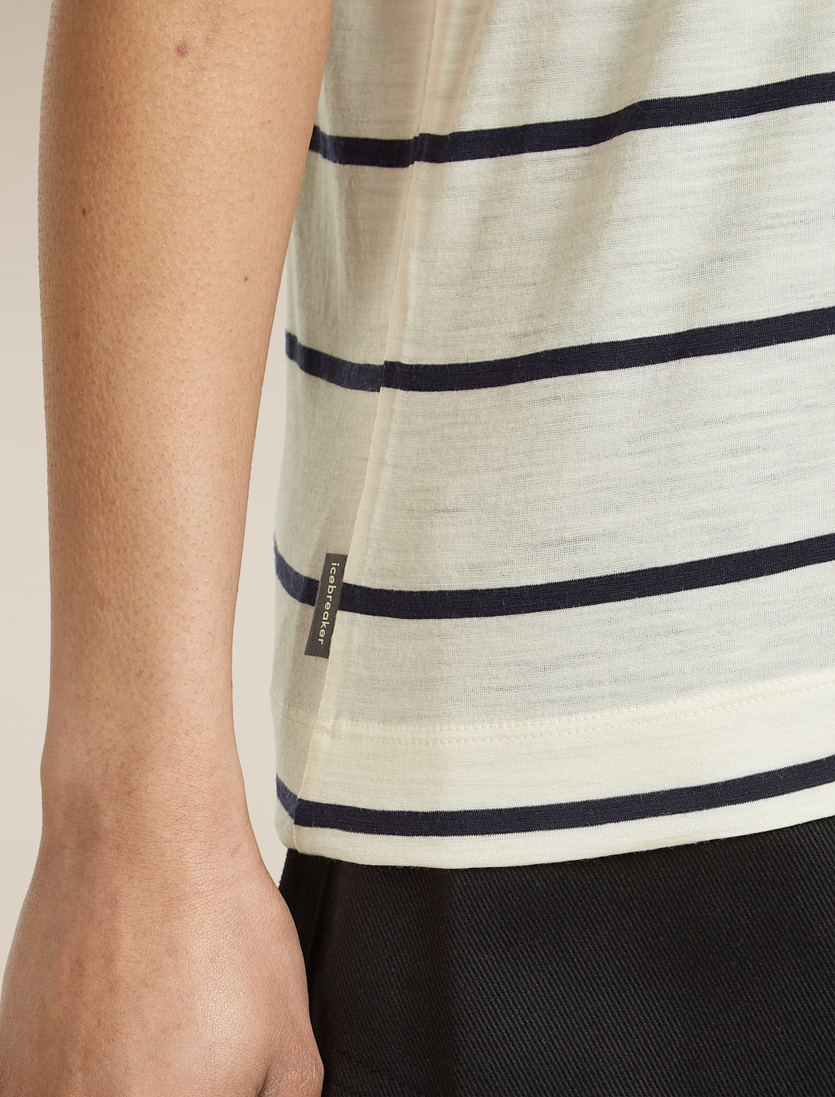 Women’s Merino 150 Tech Lite Short Sleeve Relaxed V Neck T-Shirt Undyed/Midnight navy - 5