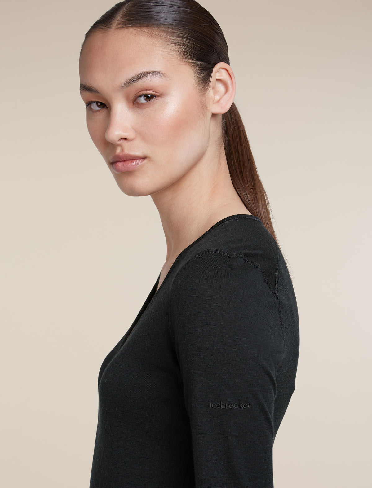 Women's Merino 200 Oasis Long Sleeve V Neck Black - 6