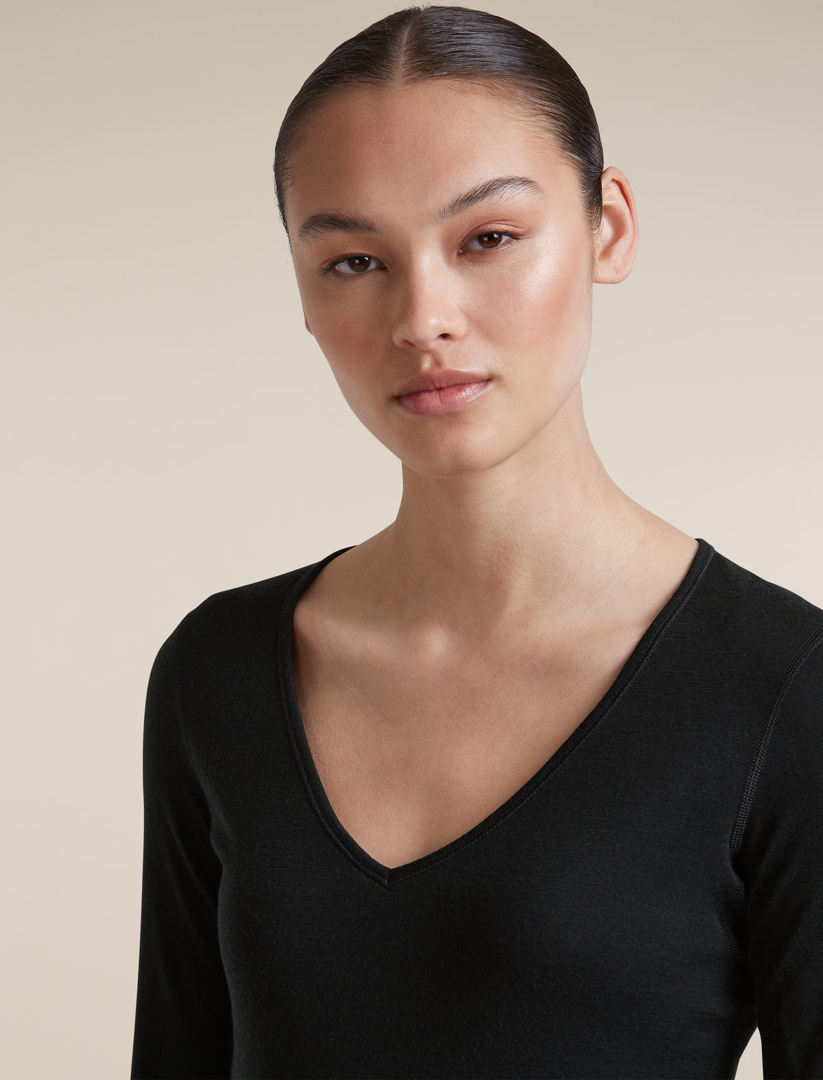 Women's Merino 200 Oasis Long Sleeve V Neck Black - 8