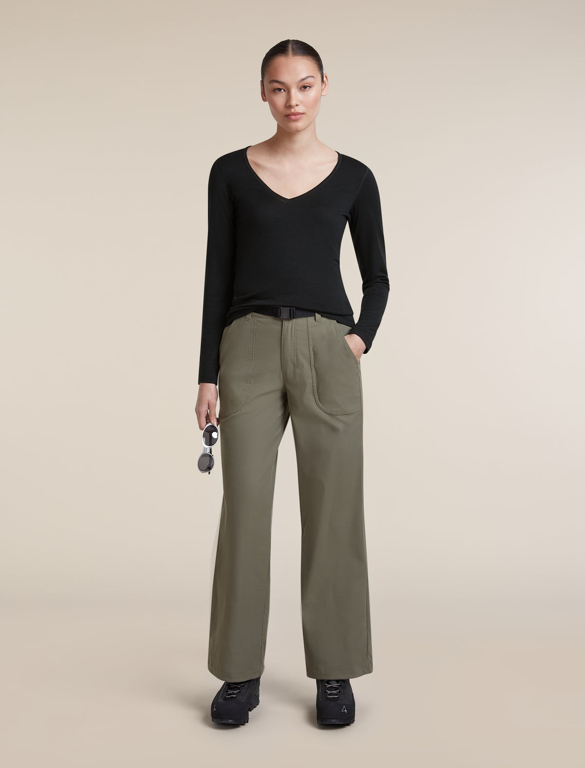 Women's Merino 200 Oasis Long Sleeve V Neck Black - 4