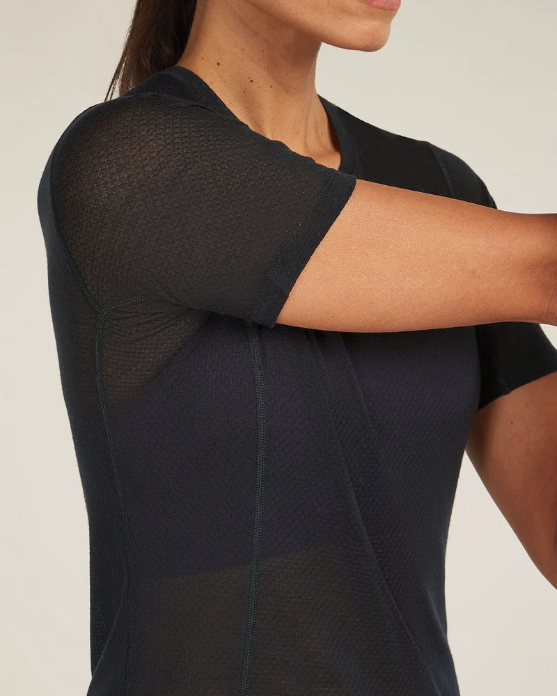 Off-set shoulder seams for backpack compatibility